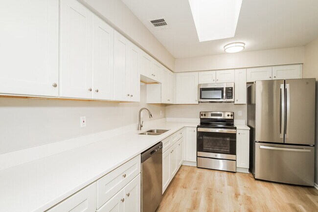 Building Photo - 565 Portland Cir