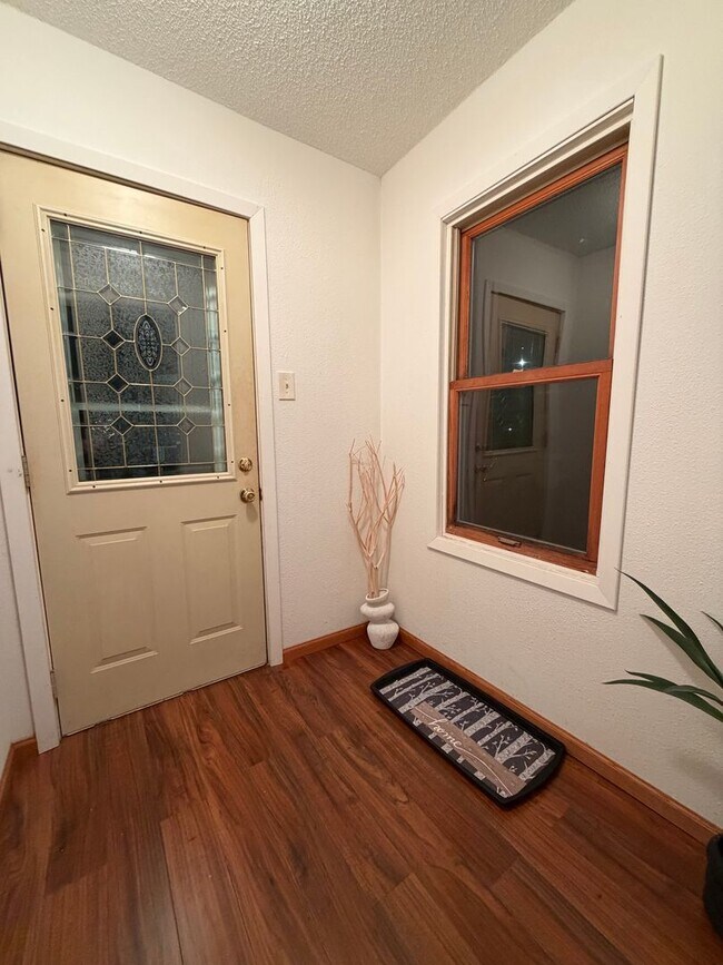 Building Photo - 3 bed, 1 bath home in Evansdale.