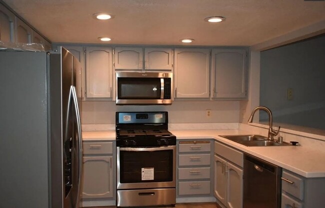 Building Photo - Cozy 3 bed 2.5 bath