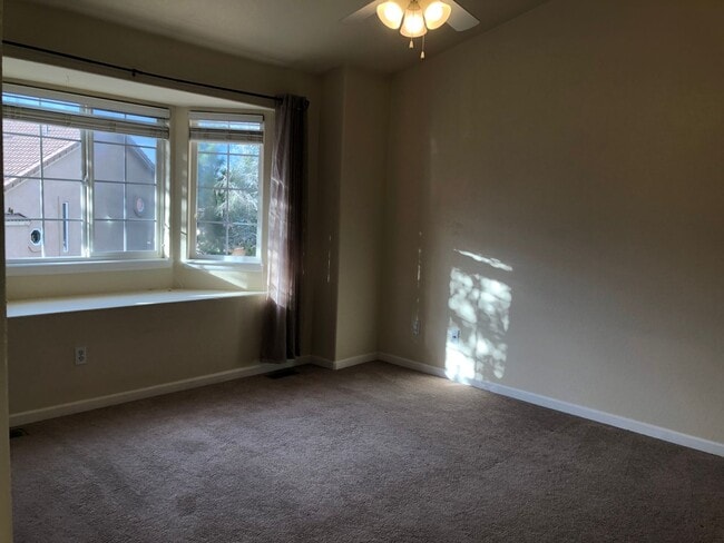 Building Photo - Bright and Open 3 Bed 3 Bath Townhome in Gated Peak View Villas