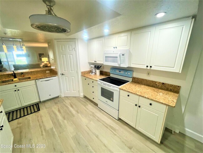 Building Photo - 606 Shorewood Dr