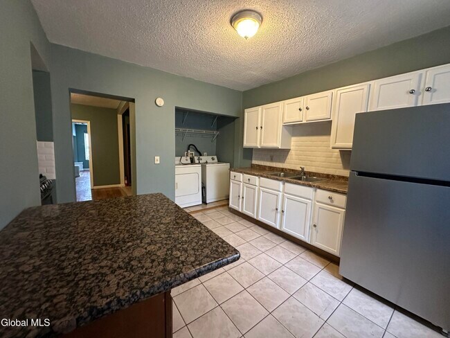 Building Photo - 144 Dove St