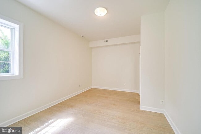 Building Photo - 6207 Woodland Lake Dr