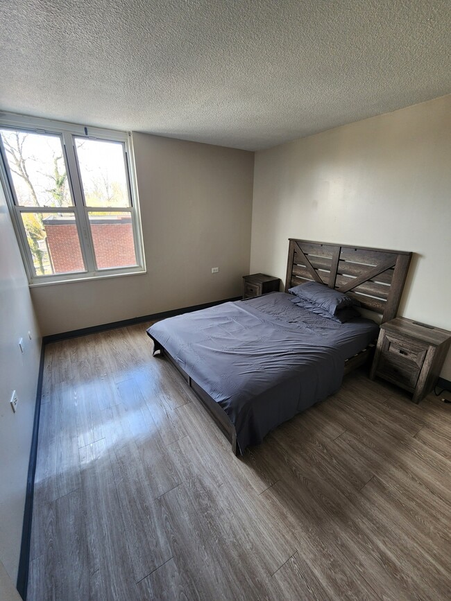 Building Photo - 489W State St -301