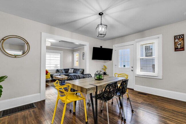 Building Photo - 820 Parkwood Ave