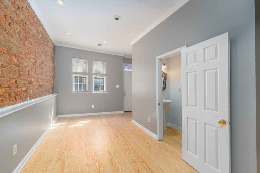 Building Photo - 926 S Hanover St