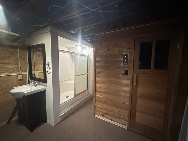 Building Photo - 5 Bed 3 Bath Home-Heat Included/Pets Allowed