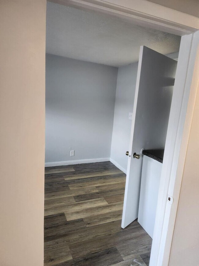 Building Photo - 1 Bed 1 Bath Apartment for Rent $950