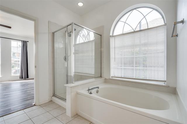 Building Photo - 2213 Ravenhurst Dr