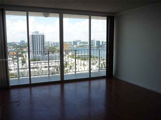 Building Photo - 7601 E Treasure Dr