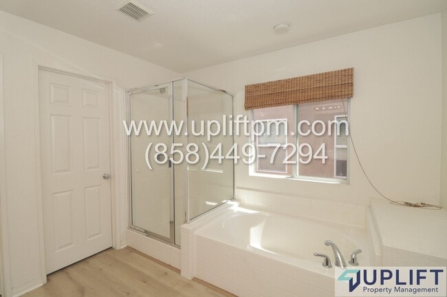 Building Photo - 4 bedroom 2.5 bathroom home in Chula Vista...