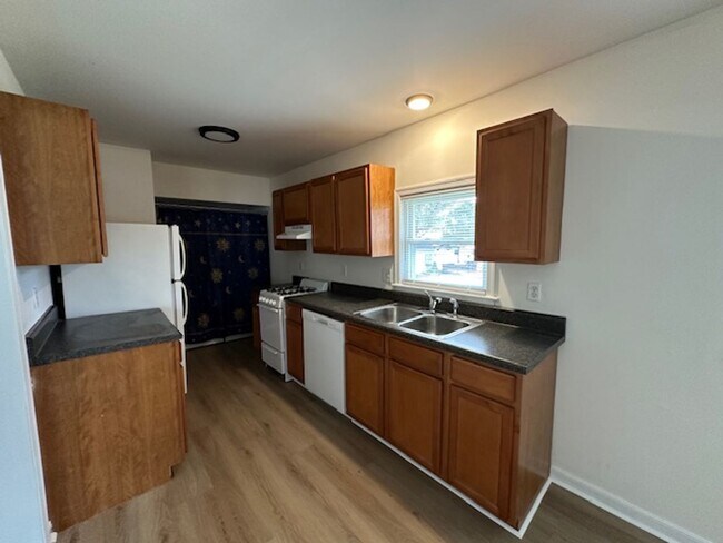 Building Photo - Beautiful Apartment with a large yard