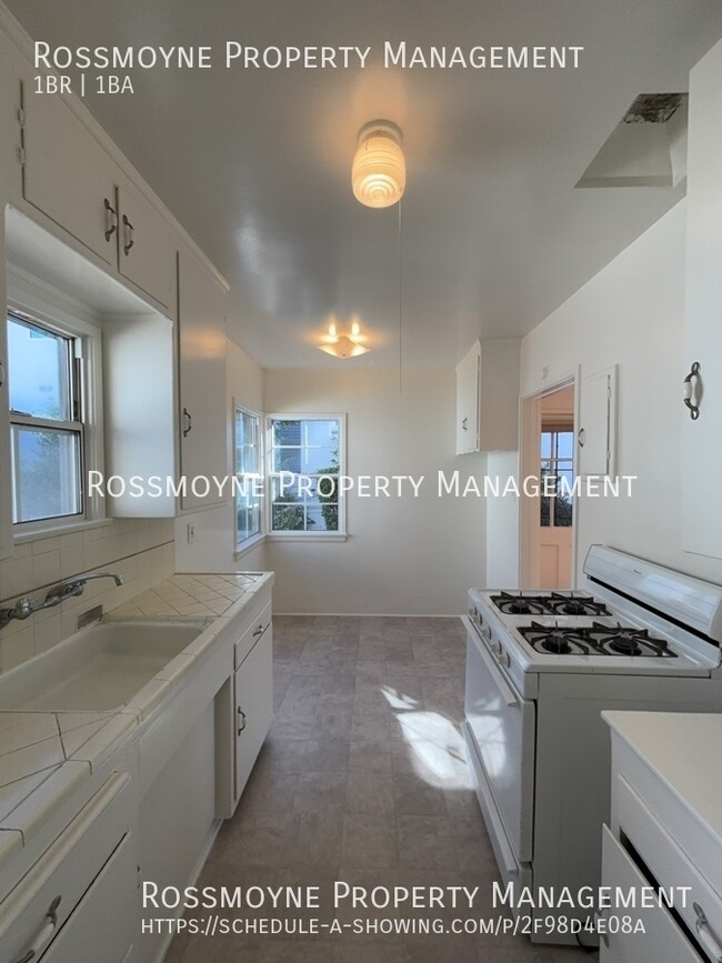 Building Photo - 1 Bedroom 1 Bath Unit in Small Complex - M...