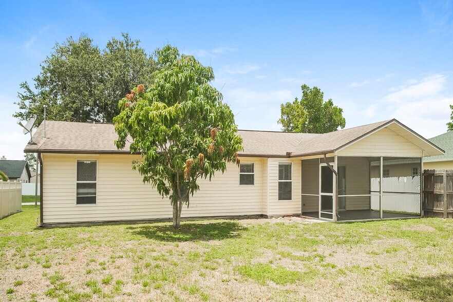 Building Photo - 2122 SE 6th Ln
