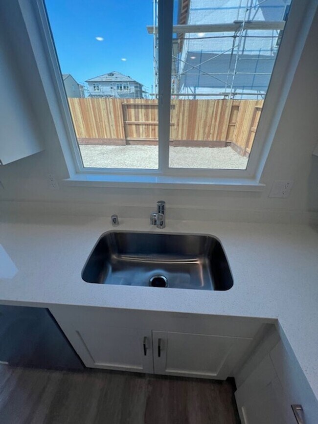 Building Photo - Brand new 4 Bedroom Smart Solar Home in Am...