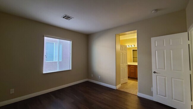 Building Photo - 3 Bedroom home located near Mountains Edge.