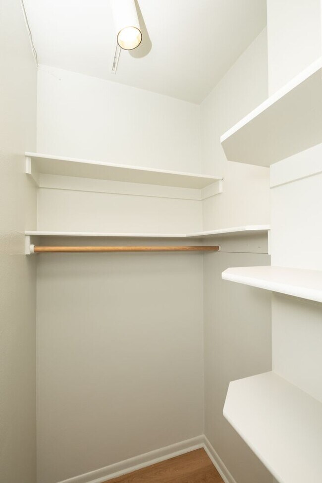 Building Photo - Updated Downtown Studio with A/C in the He...