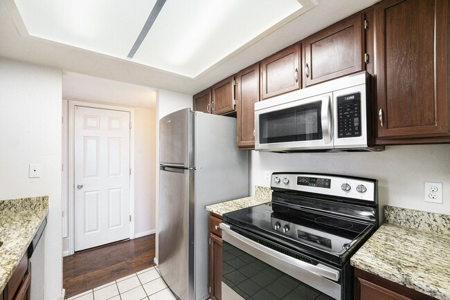 Building Photo - Charming 2 Bed, 2 Bath Condo with Loft in ...