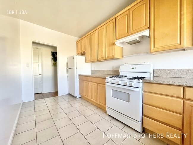 Building Photo - 7575 Melrose Ave