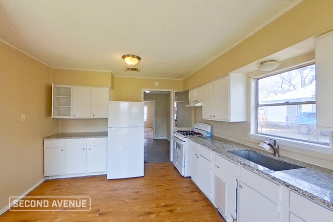 Building Photo - LIMITED TIME: $725 off second month’s rent...