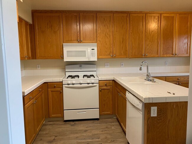 Building Photo - Beautiful 3 Bedroom 2 1/2 Bathroom Granada Hills Townhouse! Must See! Ready For Move-In!