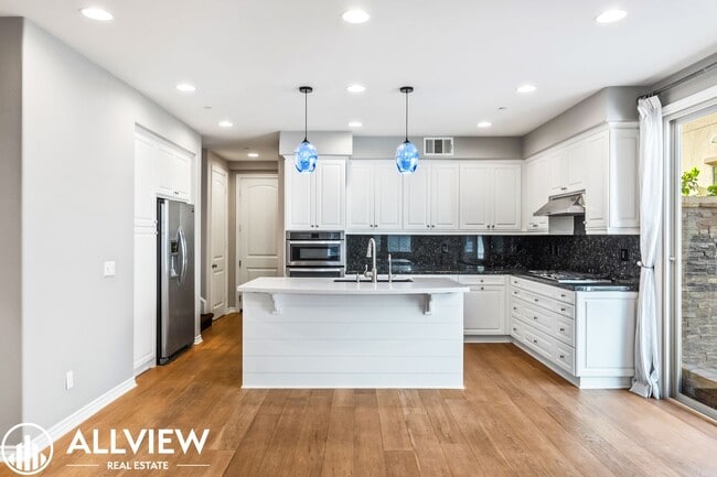 Building Photo - Highly Upgraded 4 Bed, 4.5 Bath Condo Available in Pacific Shores!