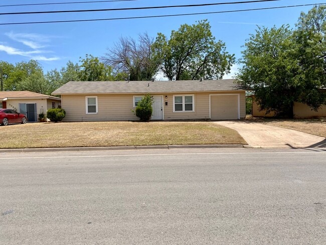 Building Photo - 3/1/1 Ready April 1