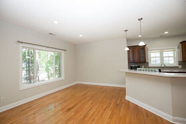 Building Photo - "Spacious 3-Bedroom Retreat with 3200 Sq Ft of Comfort in Seven Lakes!"