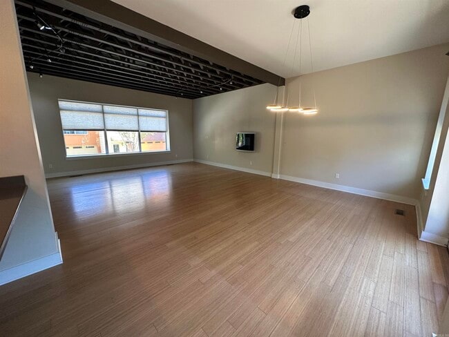 Building Photo - 110 Vertical Lofts Dr