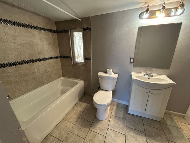 Building Photo - Cute Single Family 2 bedroom home