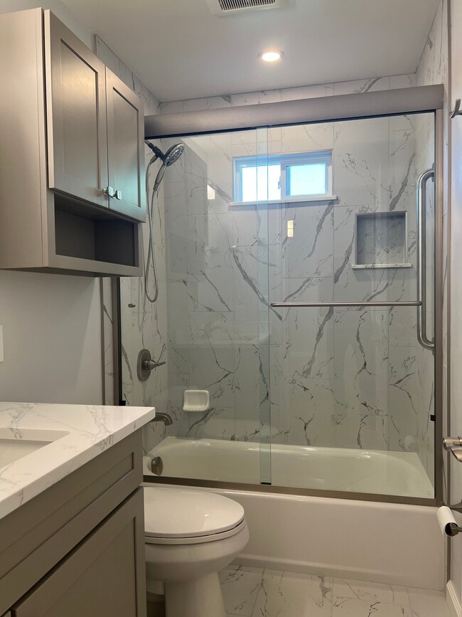 Building Photo - 145 Evergreen Way