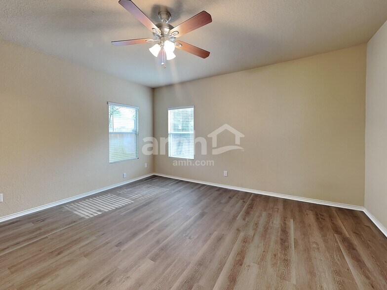 Building Photo - 9811 Rainbow Crk