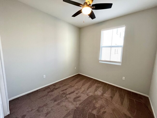 Building Photo - Modern 5B 4BA Townhome w/ AC in Playa Del ...