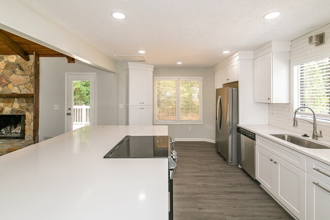 Building Photo - 3941 Kensington Dr