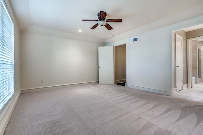 Building Photo - Charming Custom Duplex in Prestigious Pres...