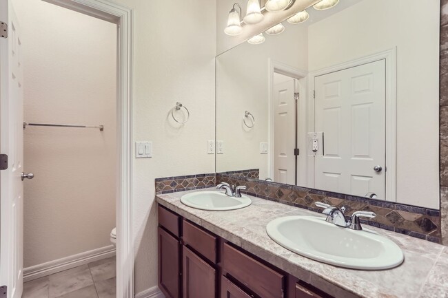 Building Photo - Beautifully maintained town-home in Centra...