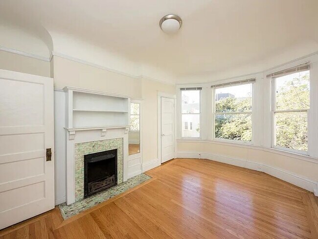 Building Photo - "Experience Vibrant San Francisco Living in This Spacious 4-Bedroom, 2-Bath Gem on Jones Street!"