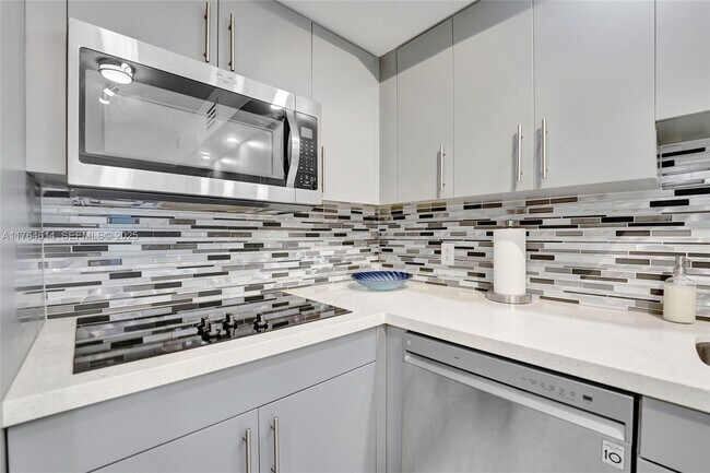 Building Photo - 4001 S Ocean Dr