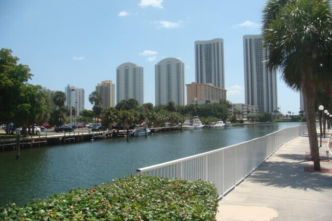 Building Photo - 500 Bayview Dr