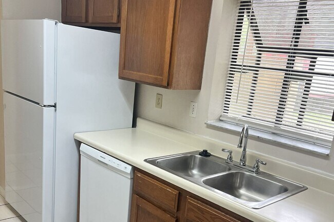 Building Photo - Charming 2BR/2.5BA End Unit Townhome with Fenced Backyard in Greenleaf – Pets Welcome!