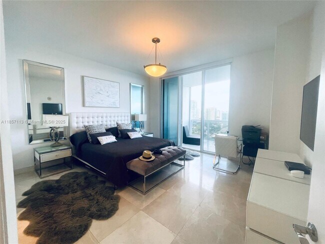 Building Photo - 16001 Collins Ave