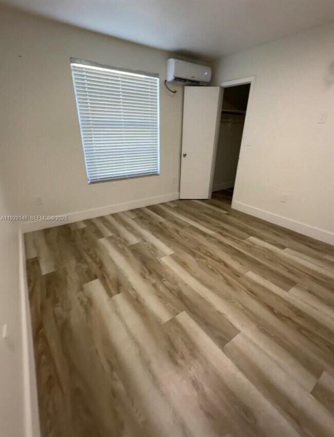 Building Photo - 111 SW 31st Ct