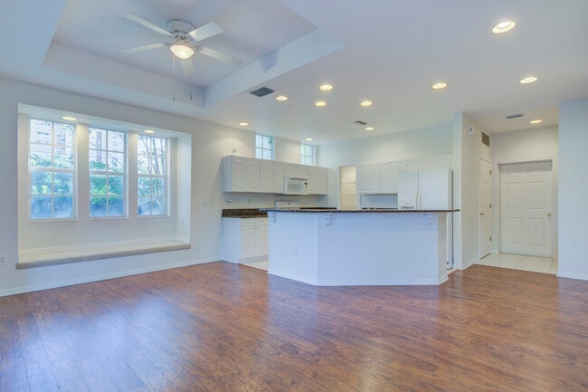 Building Photo - 1800 Bayshore Way