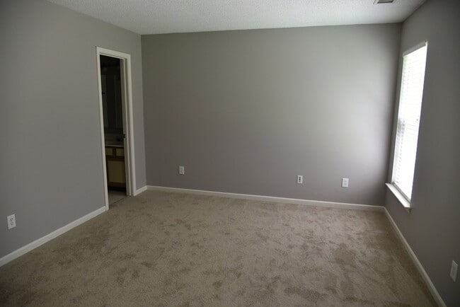 Building Photo - Cozy, 3BR/2BA ranch style home with an open floorplan