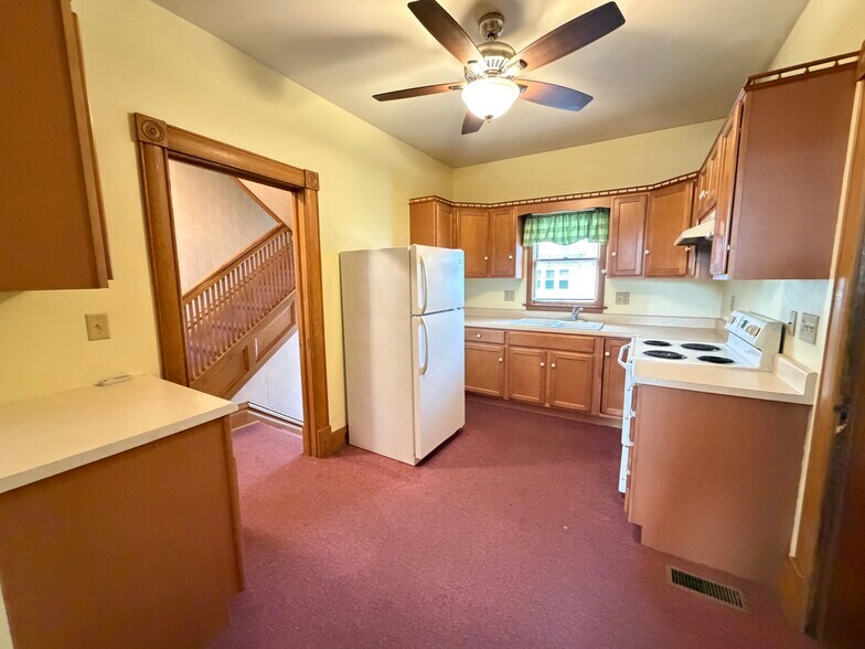 Building Photo - 102 1st St