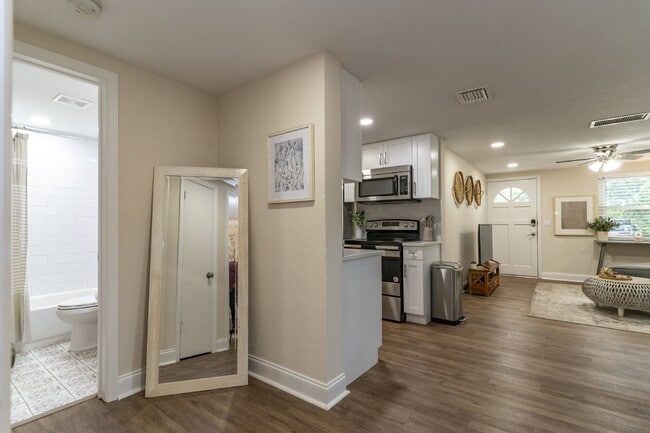 Building Photo - BEAUTIFUL UNIT JUST 5 MINUTE WALK TO DOWNTOWN