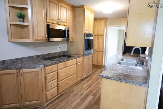 Building Photo - 2824 Barrywood Dr