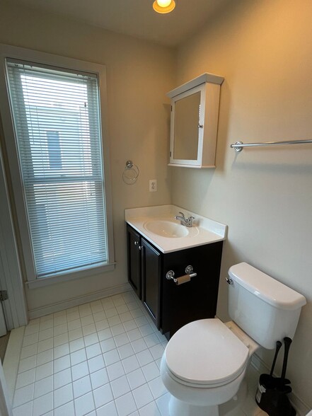 Fourth floor bathroom shower/tub, window - 624 Regent Pl NE