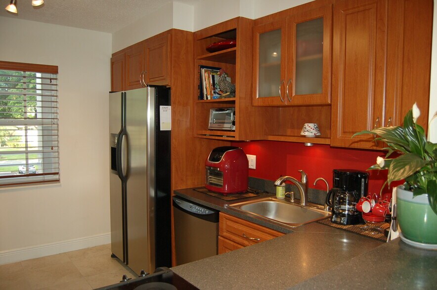 Building Photo - 575 Oaks Ln