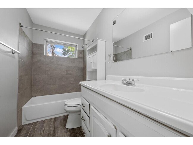 Building Photo - 718 Wenneker Dr